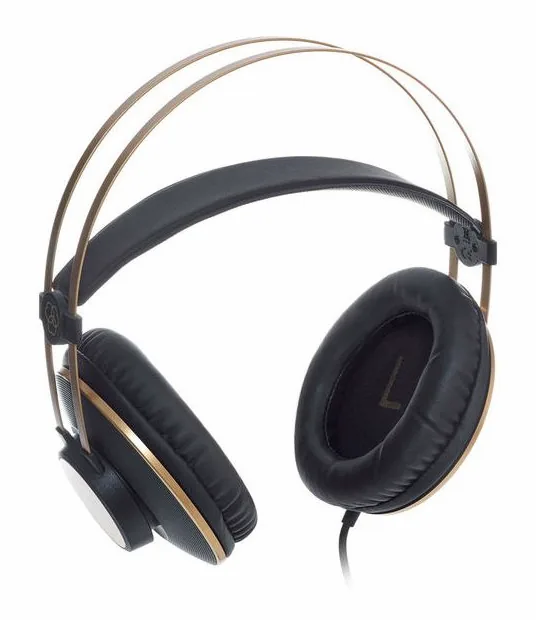 AKG K-92, vue de trois quarts, photo 2