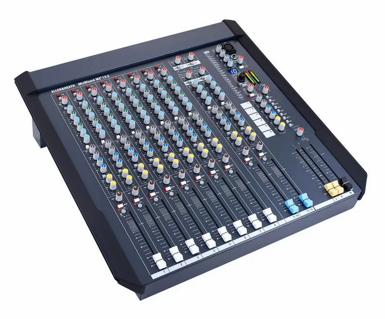 Allen & Heath WZ4 12:2, face avant et faders, photo 3