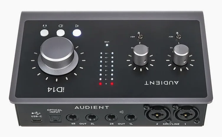 Audient iD14 MKII, vue de trois quarts, photo 4