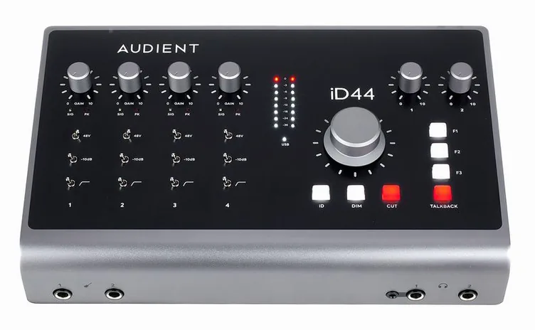 Audient iD44 MKII, vue de trois quarts, photo 2
