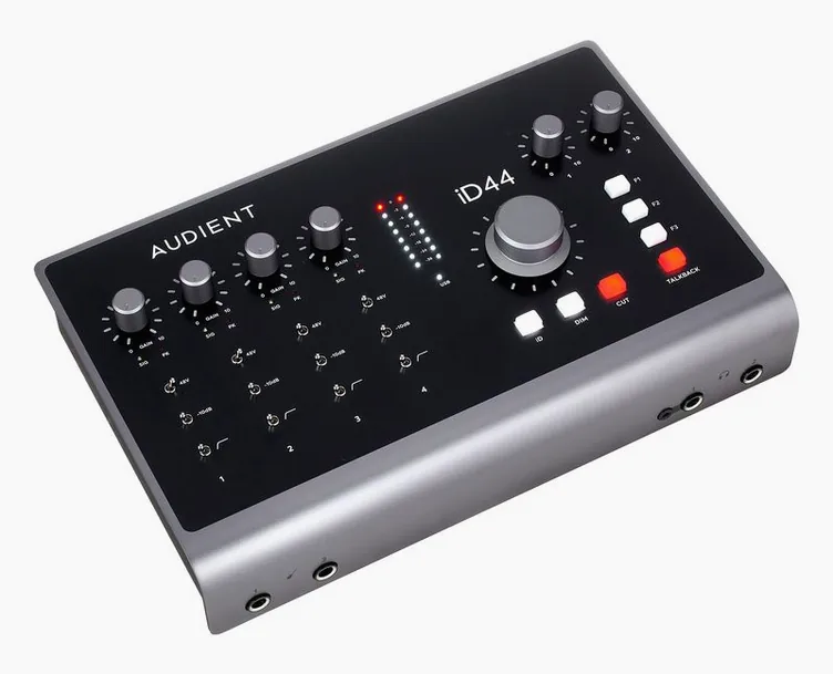 Audient iD44 MKII, vue de trois quarts, photo 3