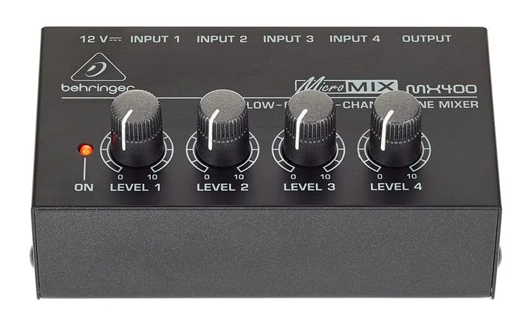 Behringer MX400, vue de trois quarts, photo 2