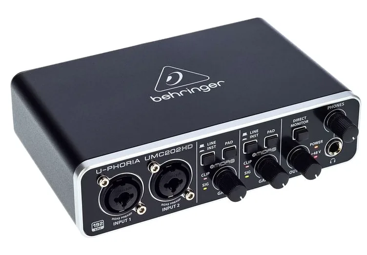 Behringer U-Phoria UMC202HD, vue de trois quarts, photo 3