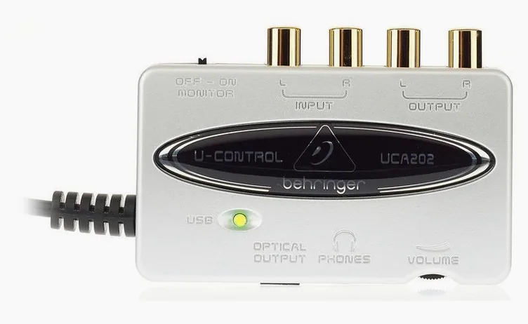 Behringer U-Control UCA202, vue de trois quarts, photo 2