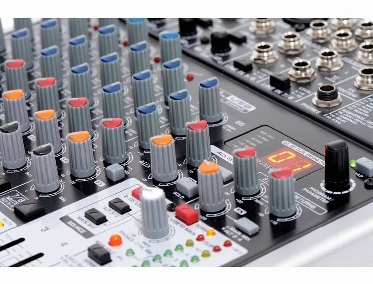 Behringer Xenyx X1204 USB, face avant et faders, photo 4