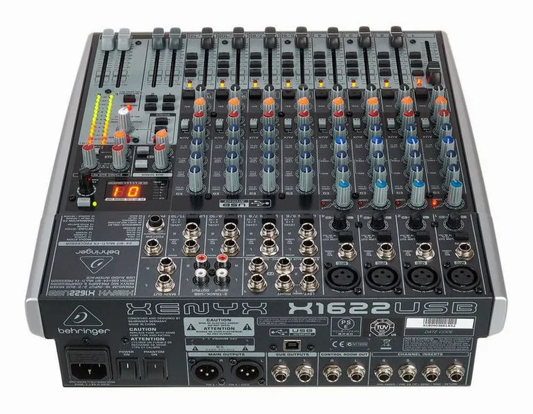 Behringer Xenyx X1622USB, vue de trois quarts, photo 4