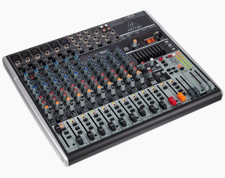 Behringer Xenyx X1832USB, face avant et faders, photo 3