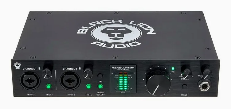 Black Lion Audio Revolution 2x2, vue de trois quarts, photo 2