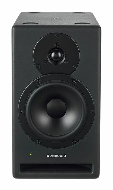 Dynaudio Core 7, vue de trois quarts, photo 2