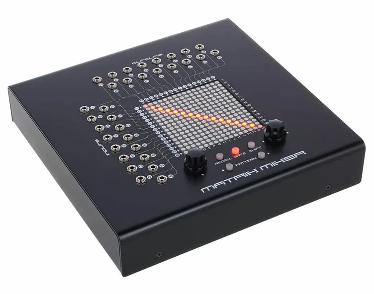Erica Synths Matrix Mixer, face avant et faders, photo 3