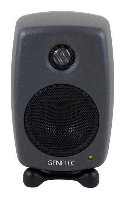 Genelec 8010 AP, vue de trois quarts, photo 2