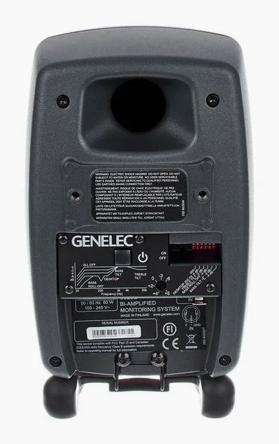 Genelec 8020 DPM, vue de trois quarts, photo 4