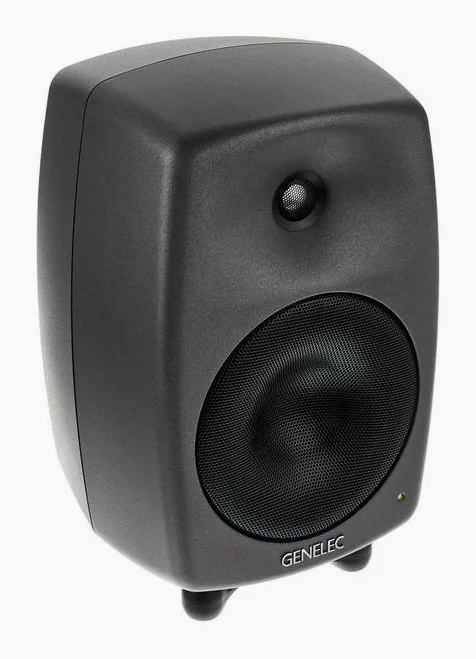 Genelec 8040 BPM, vue de trois quarts, photo 3