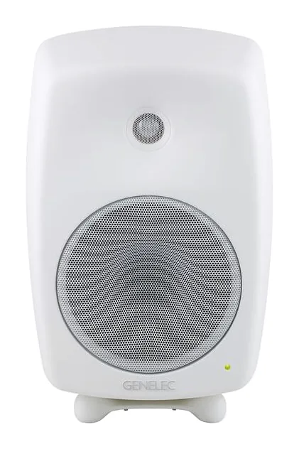 Genelec 8040 BWM, vue de trois quarts, photo 2