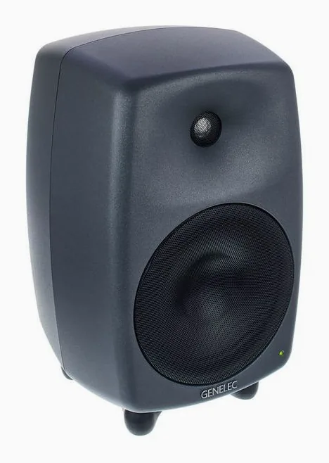 Genelec 8050 BPM, vue de trois quarts, photo 3