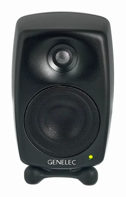 Genelec 8320 AMM, vue de trois quarts, photo 2