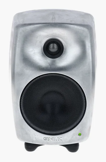 Genelec 8330 RAW, vue de trois quarts, photo 2
