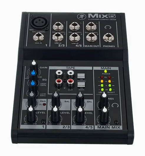 Mackie Mix5, vue de trois quarts, photo 2