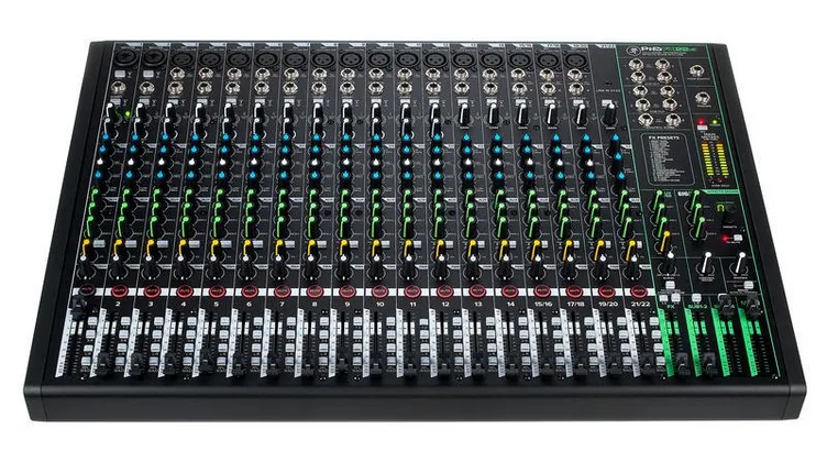 Mackie ProFX22v3, vue de trois quarts, photo 2