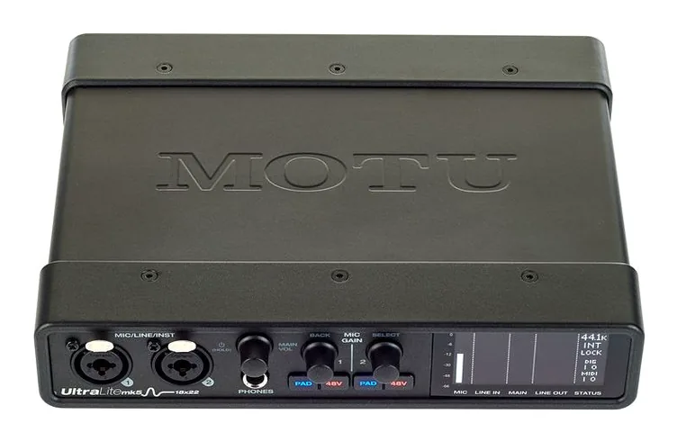 MOTU UltraLite mk5, vue de trois quarts, photo 2
