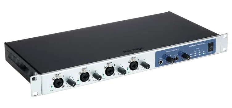 RME Fireface 802 FS, vue de trois quarts, photo 3