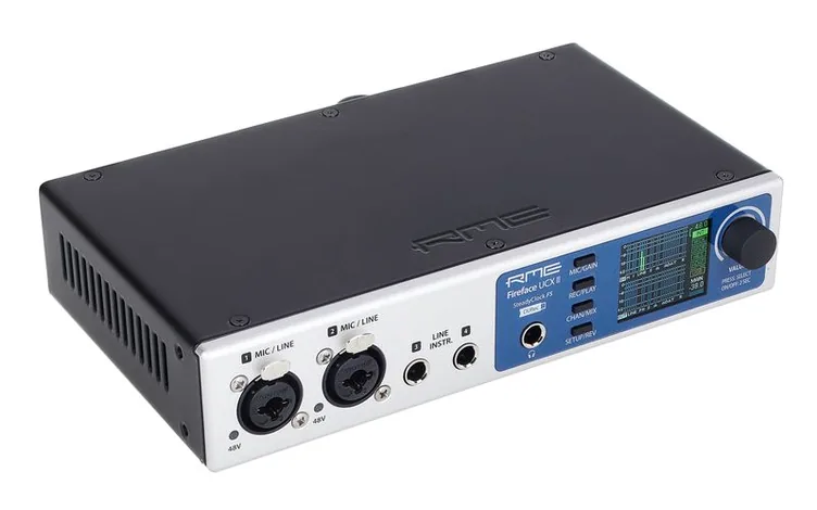 RME Fireface UCX II, vue de trois quarts, photo 3