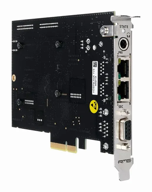 RME HDSPe AoX-M, vue de trois quarts, photo 2