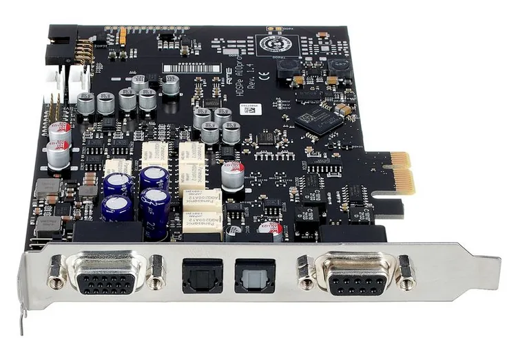 RME HDSPe AIO Pro, boutons et voyants, photo 2