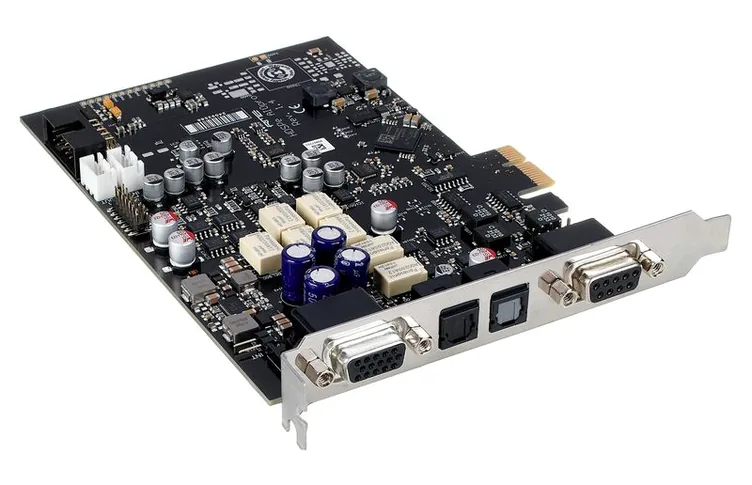 RME HDSPe AIO Pro, vue de trois quarts, photo 3