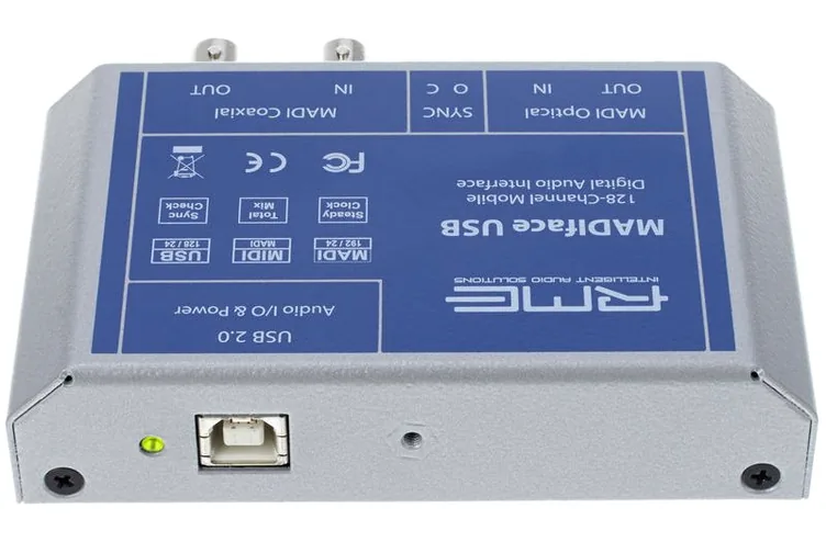 RME Madiface USB, vue de trois quarts, photo 4