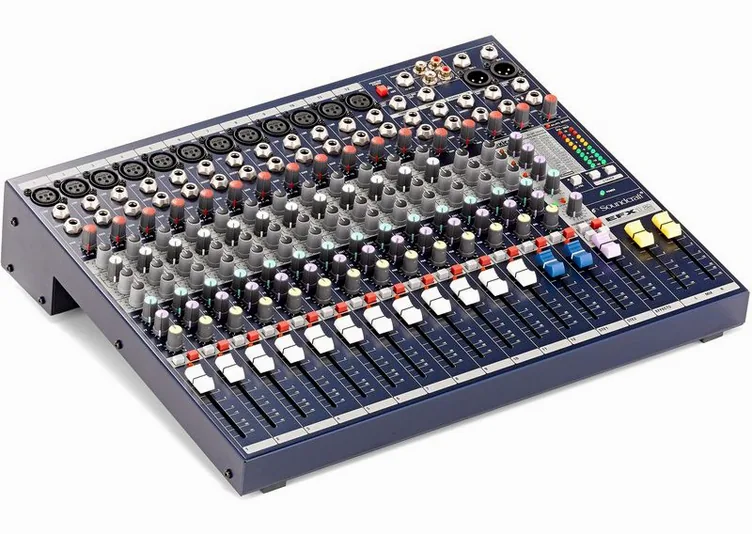Soundcraft EFX12, vue de trois quarts, photo 3