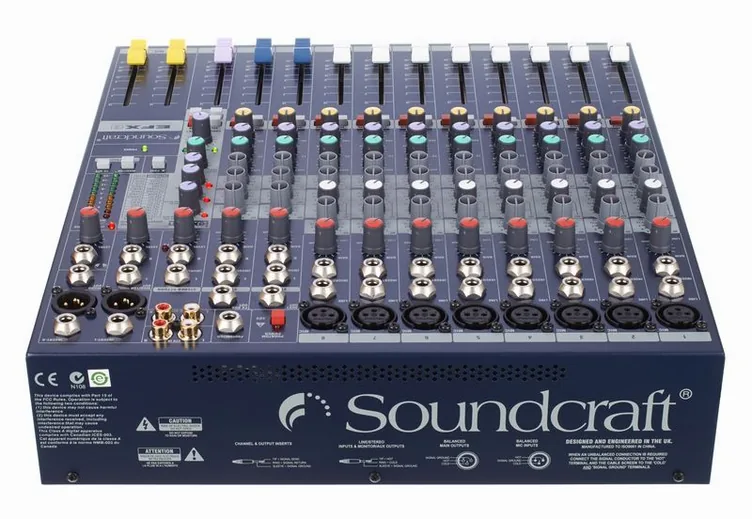 Soundcraft EFX8, vue de trois quarts, photo 4