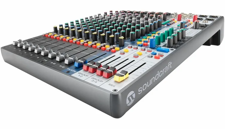 Soundcraft Signature Plus 12, vue de trois quarts, photo 4