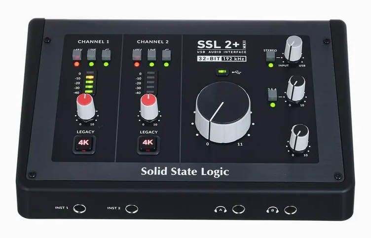 SSL 2+ MKII, vue de trois quarts, photo 2