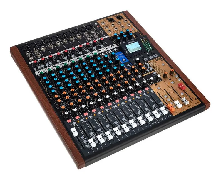 Tascam Model 16, vue de trois quarts, photo 3