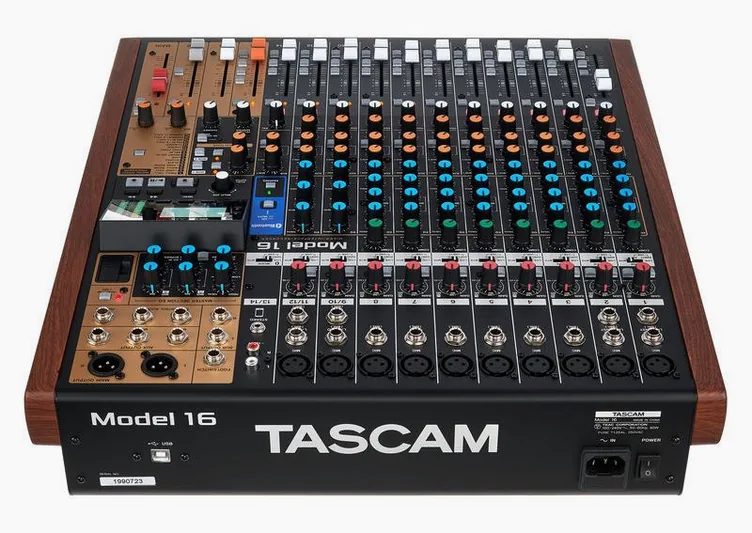 Tascam Model 16, vue de profil, photo 4