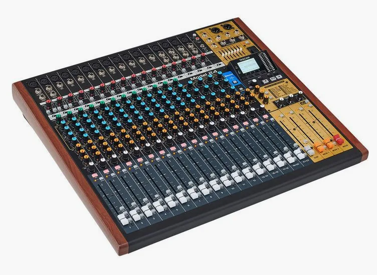 Tascam Model 24, vue de trois quarts, photo 3
