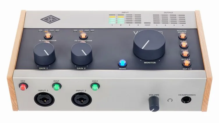 Universal Audio Volt 476 USB Recording Studio, vue de trois quarts, photo 2