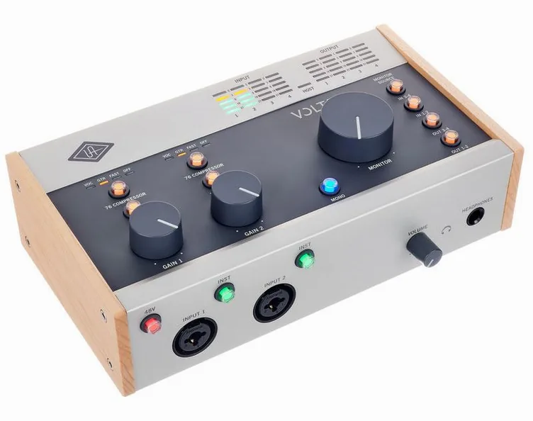 Universal Audio Volt 476 USB Recording Studio, vue de trois quarts, photo 3
