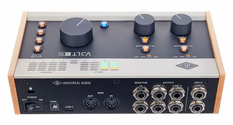 Universal Audio Volt 476 USB Recording Studio, vue de trois quarts, photo 4
