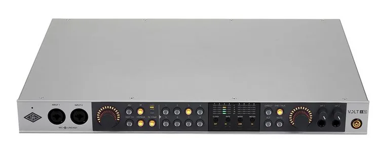 Universal Audio Volt 876 USB Recording Studio, vue de trois quarts, photo 2