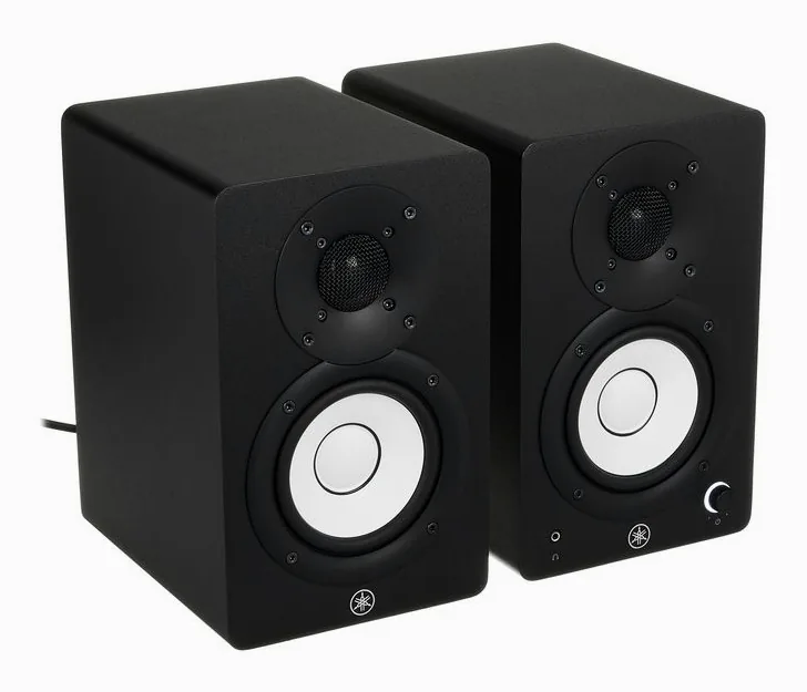 Yamaha HS 4, vue de trois quarts, photo 3