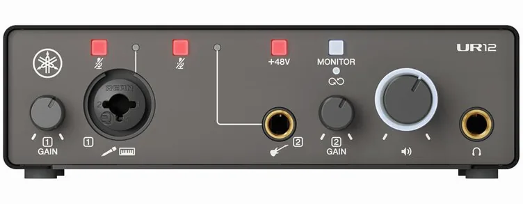 Yamaha UR12 MK3 Black, vue de trois quarts, photo 4