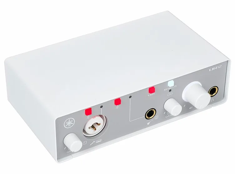 Yamaha UR12 MK3 White, vue de trois quarts, photo 3