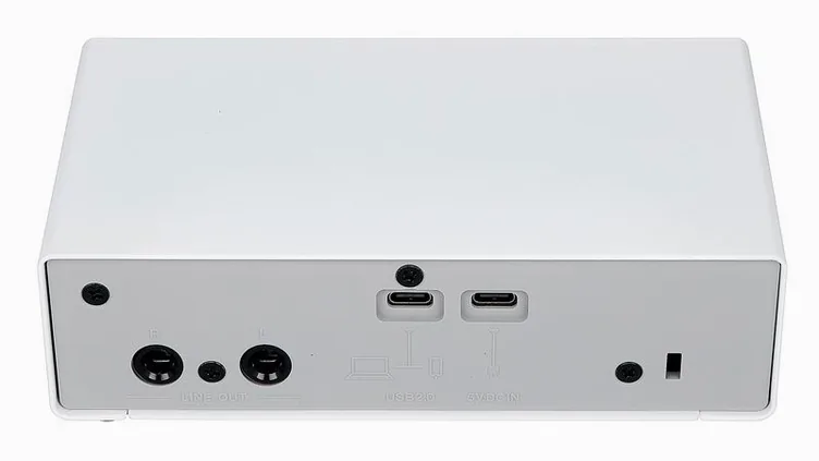 Yamaha UR12 MK3 White, face arrière et connectique, photo 4